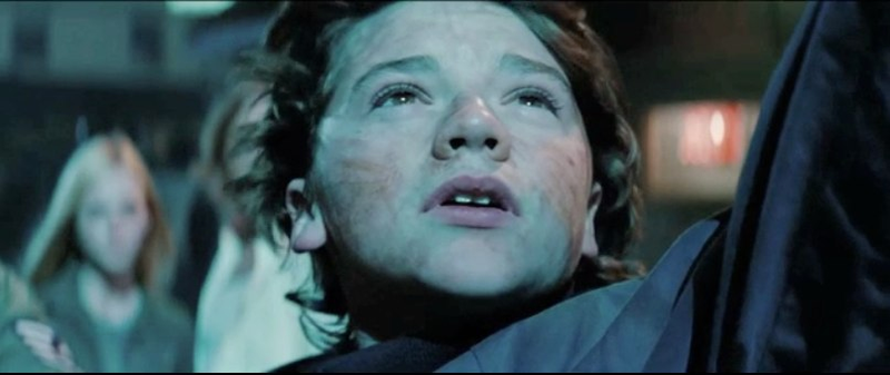 Illustration for article titled 61 Super 8 screengrabs unlock the clues in J.J. Abrams' new trailer